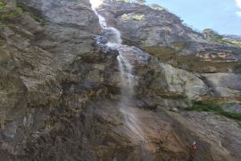 Sofiane en train de descendre la cascade de 120m, émotions... Pyrénées - Espagne